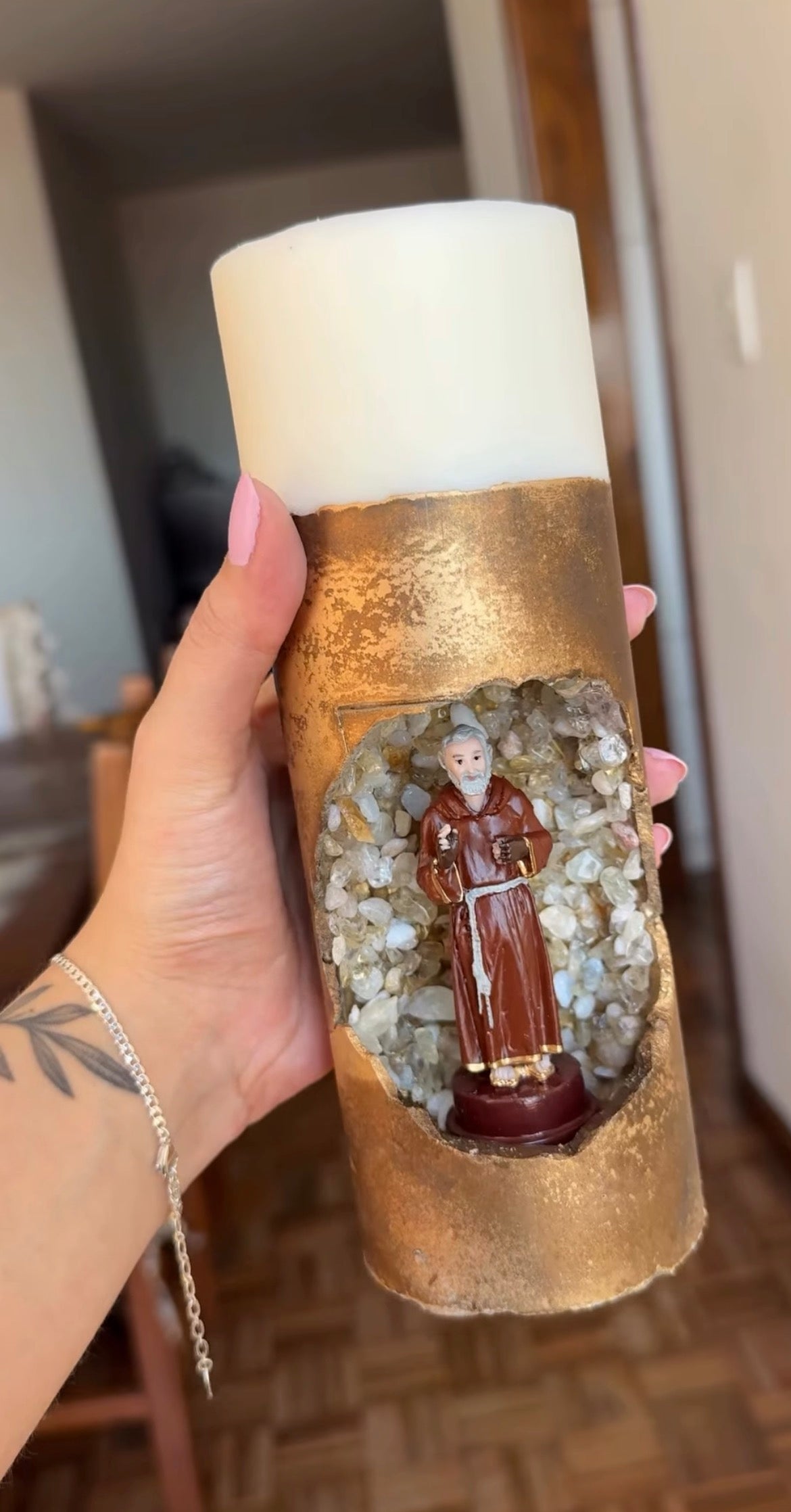 Vela Artesanal Santo Antônio - Gruta de Cristais Naturais e Ouro