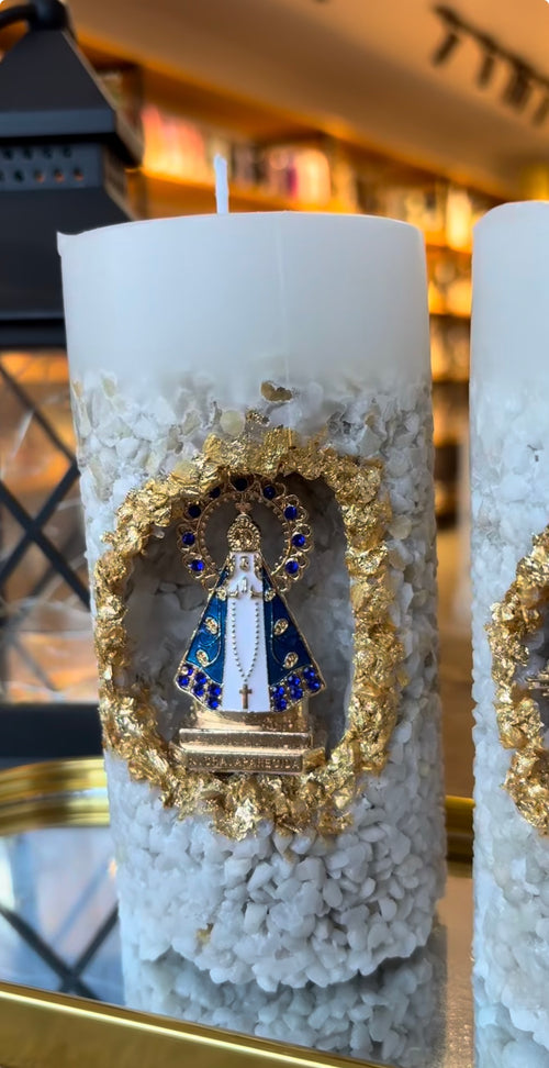Vela Artesanal Nossa Senhora Aparecida - Cristais Brancos e Moldura Dourada Premium