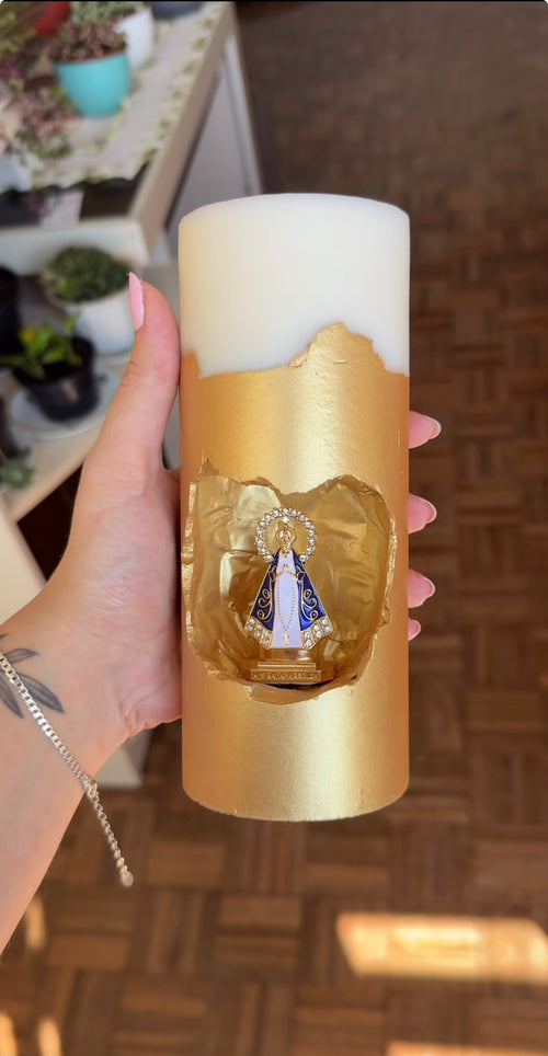 Vela Artesanal Nossa Senhora Aparecida - Design Minimalista Ouro Premium